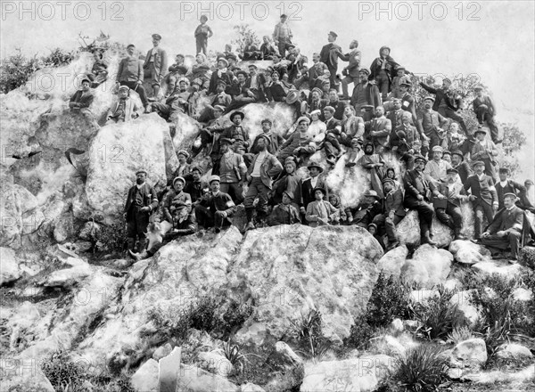 Membres du Touring Club italien faisant une excursion à vélo en Sardaigne, 1901