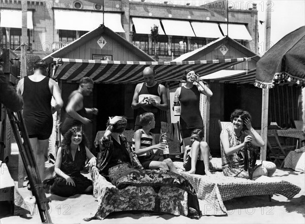 italie, lido de venise, sur la plage de l'hôtel excelsior au lido de venise, 1926