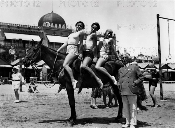 sur la plage de l'hôtel excelsior sur le lido de venise, 1927