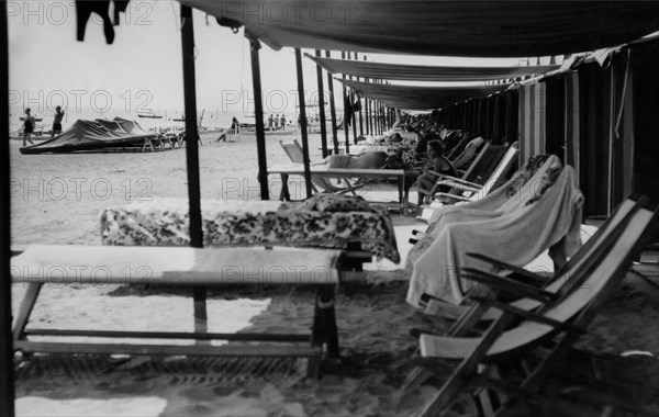 italie, lido de venise, cabanes au lido de venise, 1930