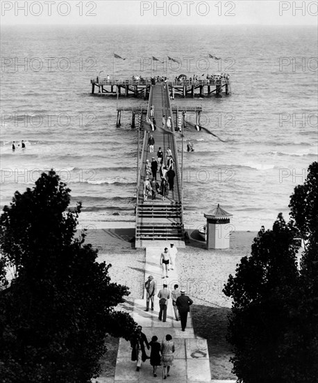 passerelle sur la plage de l'hôtel excelsior sur le lido de venise, 1930