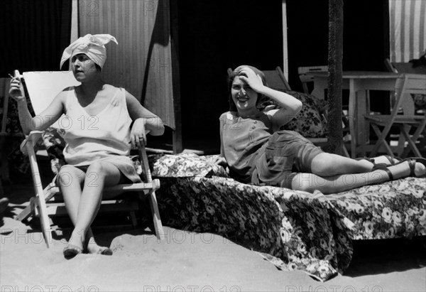 italie, lido de venise, sur la plage de l'hotel excelsior au lido de venise, 1927