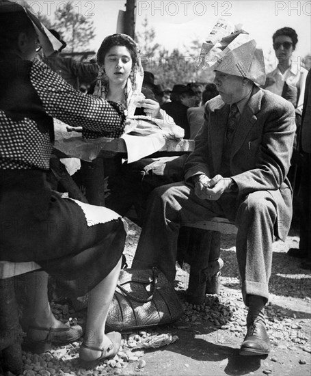 italie, lombardie, milan, collation d'une famille visitant la XXIVe édition de la foire commerciale, 1951