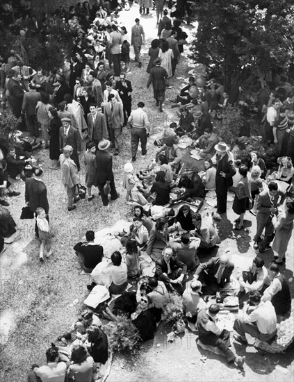 italie, lombardie, milan, collation et sieste des visiteurs de la XXIVème édition de la foire, 1951