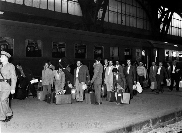 italie, lombardie, milan, départ des émigrants, 1961