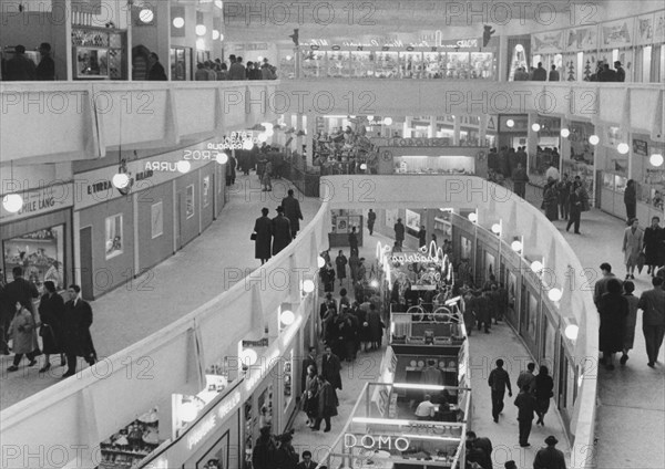 italie, lombardie, milan, pavillon des jouets à la foire commerciale, 1956