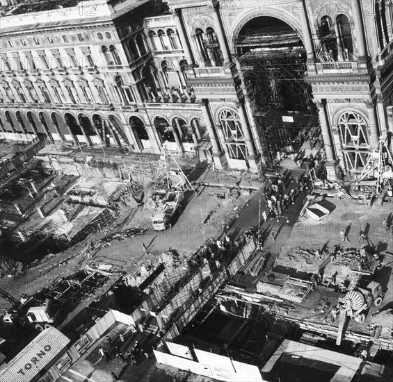 italie, lombardie, milan, travaux d'excavation pour la station de métro duomo, 1965