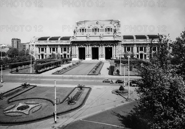 italie, lombardie, milan, la façade de la gare centrale, 1955