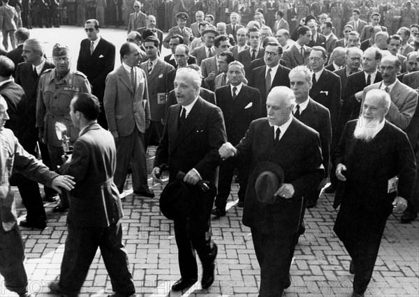 italie, lombardie, milan, enrico de nicola à l'inauguration de la foire de milan aux bastions de porta venezia, 1946