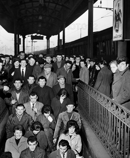 italie, lombardie, milan, travailleurs de banlieue à la gare de lambrate, 1962