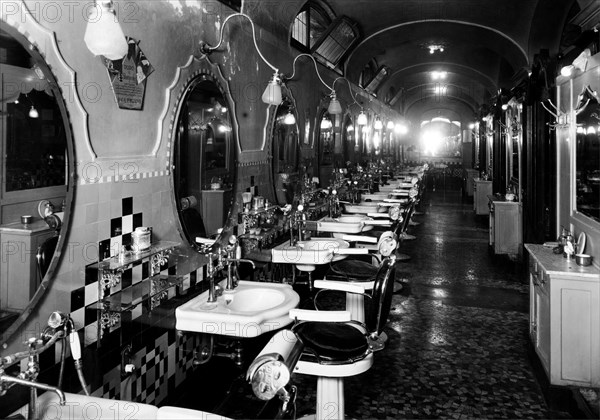 italie, milan, salon de coiffure de l'hôtel day sur la piazza duomo, 1920 1930