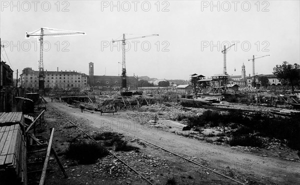 italie, milan, construction du palais de justice, 1930 1940