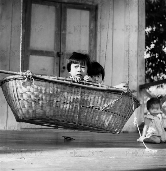 malaisie, singapour, enfants chinois dans le berceau suspendu typique, 1959