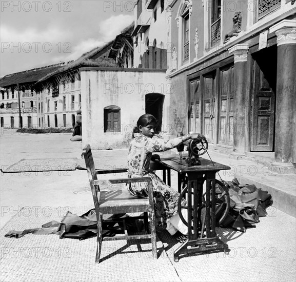 népal, boudhnath, jeune fille tibétaine à la machine à coudre, 1967