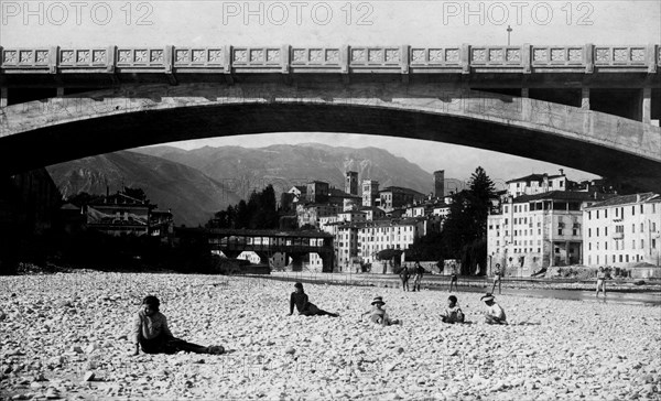 italie, veneto, le vieux pont de bassano del grappa sur les rives de la rivière brenta, 1910 1920