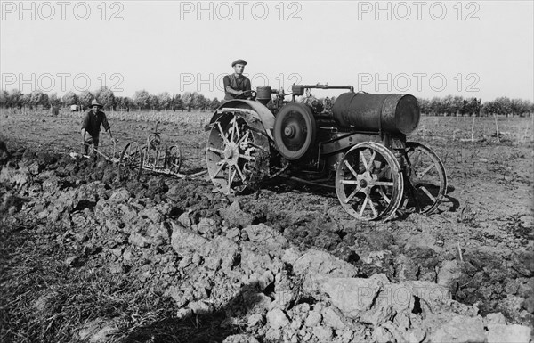 italie, veneto, paysans labourant un champ près de rovigo, 1920 1930