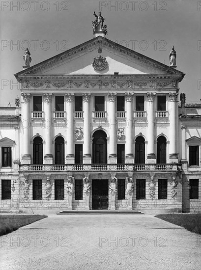 italie, veneto, facade de la villa pisani, stra, venise, 1960