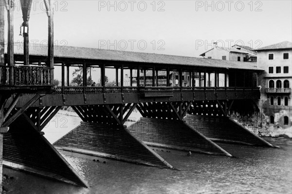 italie, veneto, le vieux pont de bassano del grappa après la guerre, 1945 1950