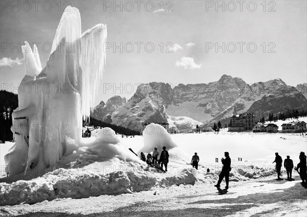 italie, veneto, auronzo, montagne sorapis vue du lac misurina, 1953