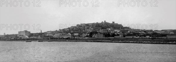 italie, sardaigne, cagliari, vue de la ville depuis la mer, 1920 1930