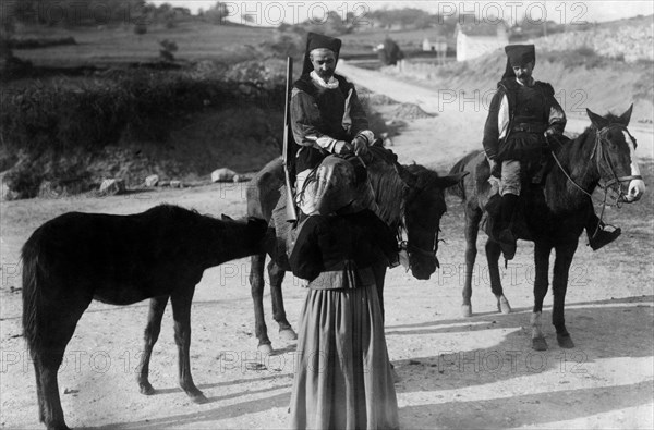 italie, sardaigne, hommes et femmes en tenue traditionnelle, 1920