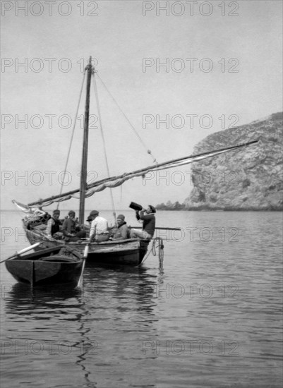sardaigne, alghero, pêcheurs au repos dans une barque, 1900 1910