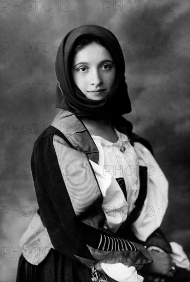 italie, sardaigne, portrait d'une femme, 1920 1930