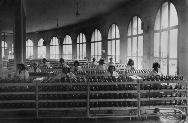italie, abruzzes, femmes au travail dans une distillerie à aurum, 1950