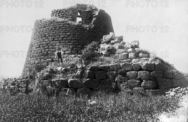 italie, sardaigne, un nuraghe à santu antine di torralba, 1900 1910