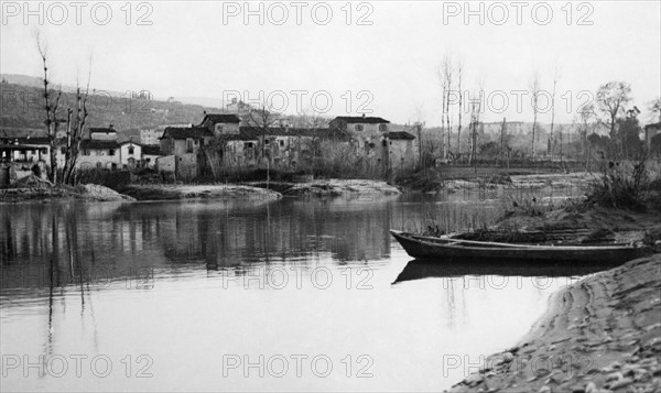 italie, toscane, candeli, vue du village sur la rivière arno, 1930 1940