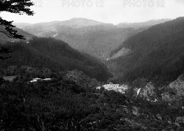 italie, toscane, camaldoli, panorama de la forêt avec le grand hôtel ex-couvent, 1920