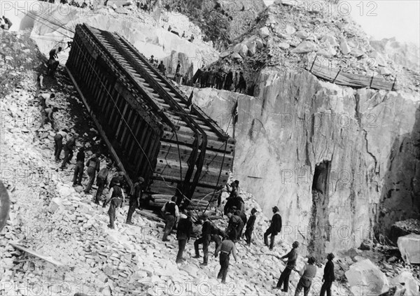 italie, toscane, carrara, lzzatura du monolithe de marbre, 1920 1930