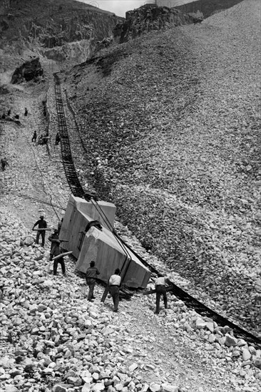 italie, toscane, carrara, lzzatura d'un bloc de marbre, 1930 1940