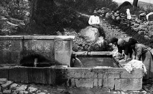 italie, toscane, chiusi della verna, groupe de femmes au lavoir, 1930 1940