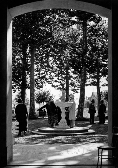 italie, toscane, sienne, chianciano terme, la source diurétique dans le parc de la station thermale, années 1920