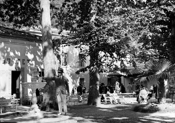 italie, toscane, sienne, chianciano terme, la source d'eau diurétique dans le parc de l'établissement thermal, années 1920