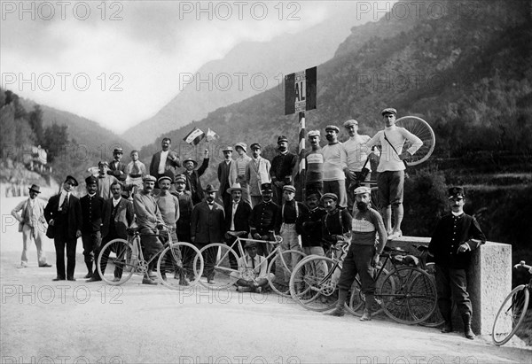 italie, ligurie, un groupe de cyclistes de sanremo près de l'un des premiers panneaux tci, 1905