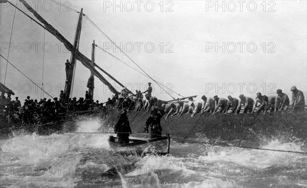 italie, sardaigne, abattage de thon au large de l'île de san pietro, 1921