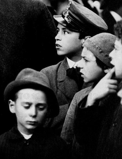 italie, toscane, barga, portrait d'enfants sur la piazza, 1914