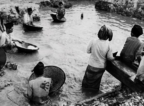 asie britannique, borneo, prospecteurs de diamants au travail, 1955