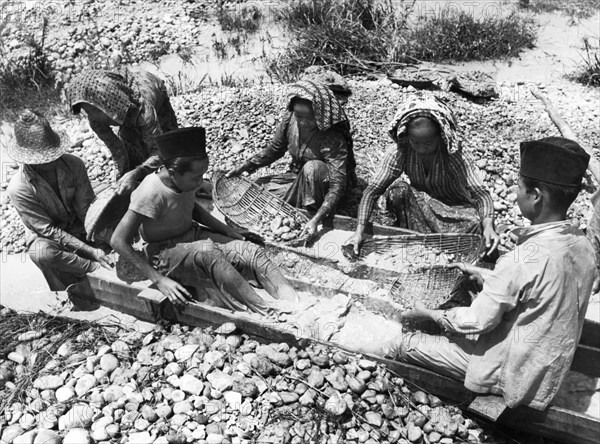 asie britannique, borneo, prospecteurs de diamants au tamis, 1955