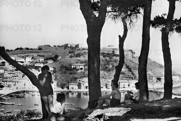 toscane, île d'elbe, porto azzurro, groupe de femmes se relaxant, 1948