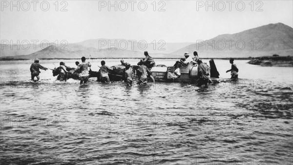 mongolie, raid pekin-paris, l'itala pendant la traversée de la rivière iro, 1907