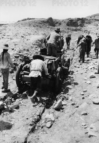 mongolie, raid pekin-paris, l'itala franchit les pentes raides de ta-tu-mu tracté par des coolies, 1907