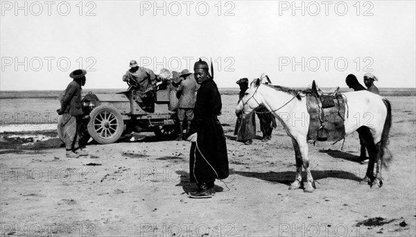 mongolie, raid pekin-paris, l'itala s'arrête à un puits dans le désert de gobi, 1907