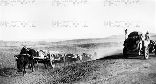 mongolie, raid beijing-paris, rencontre de l'itala avec une caravane de chariots, 1907