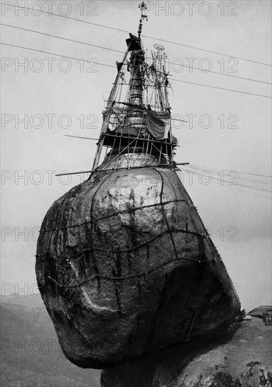 asie, birmanie, la pagode kyak-i-thi-ro et le rocher qui la soutient, 1953