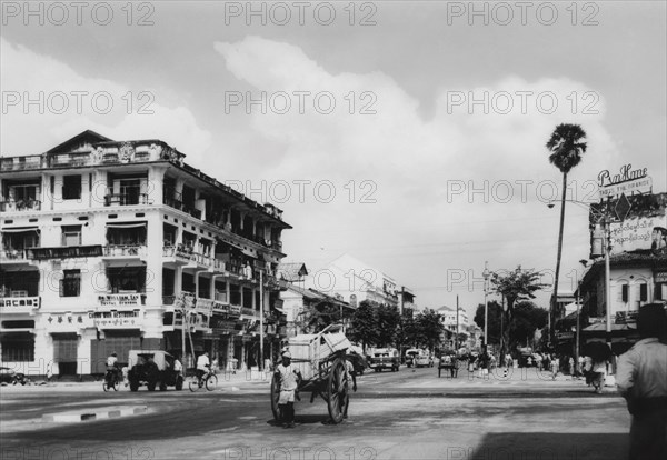 asie, birmanie, une rue du centre de rangoon, 1960