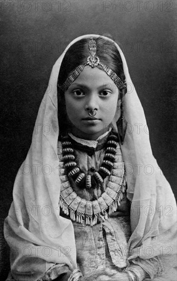 asie, chine, portrait d'une jeune fille tibétaine, 1920 1930