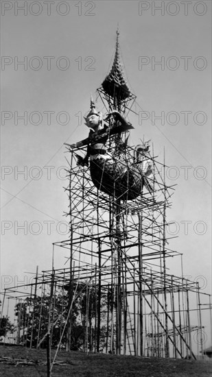 asie, birmanie, échafaudage pour la construction d'un dragon en papier pour un festival birman, 1953